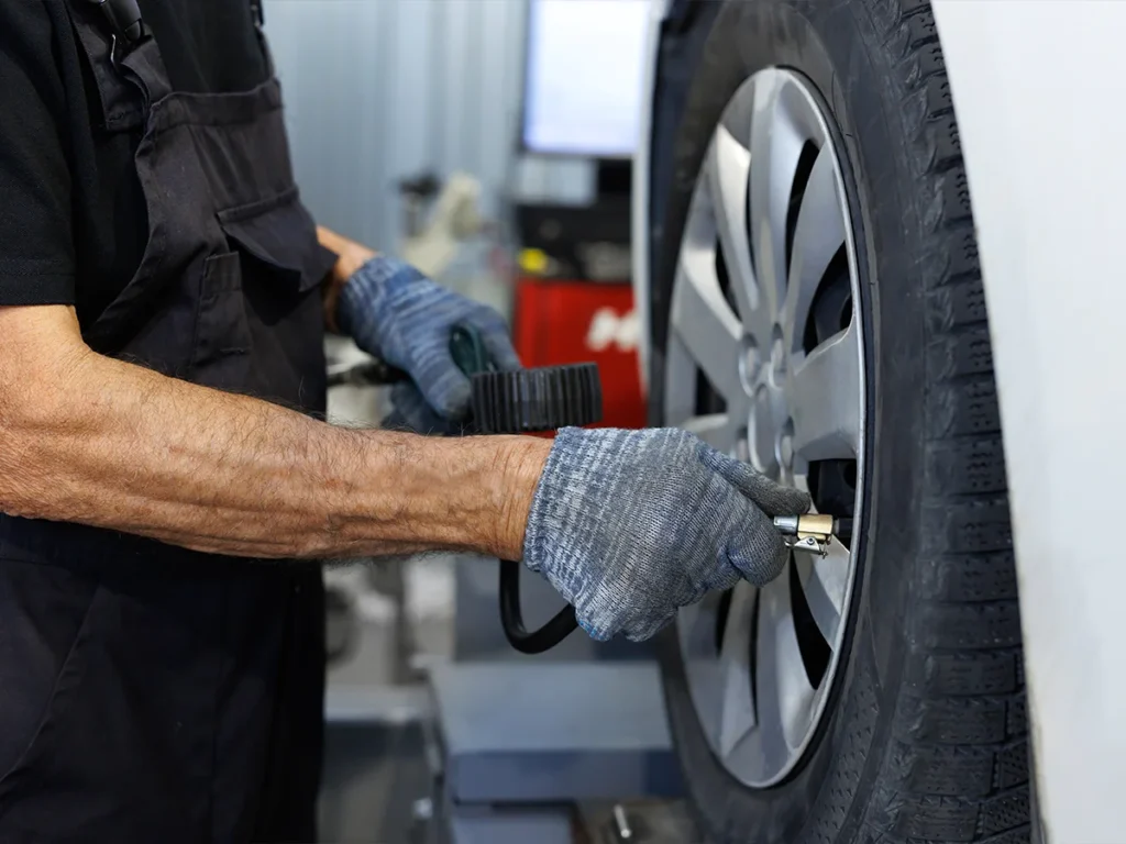 Sprawdzanie ciśnienia w kołach