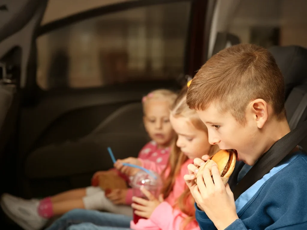 Pakowanie samochodu - kanapki trzymaj pod ręką