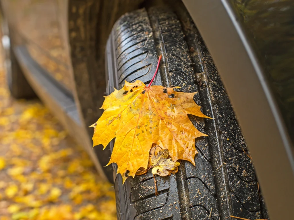 samochód jesienią wymień opony